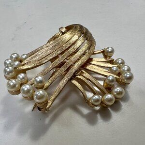 Beautiful Signed Lisner faux Pearl Spray Pin/Brooch